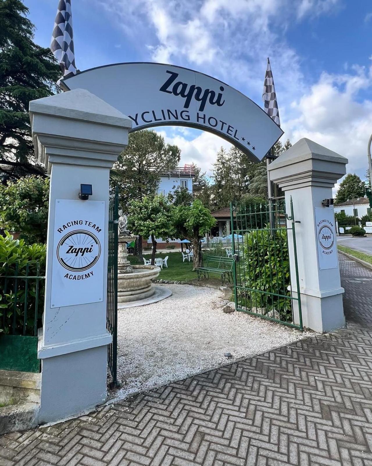 Zappi Cycling Hotel Риоло Терме Екстериор снимка